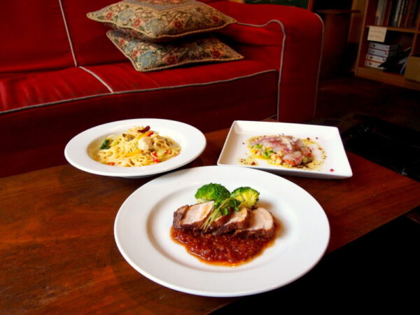 鞆町カフェー454で提供されるパスタ、カルパッチョ、肉料理の3皿が並んだ写真
