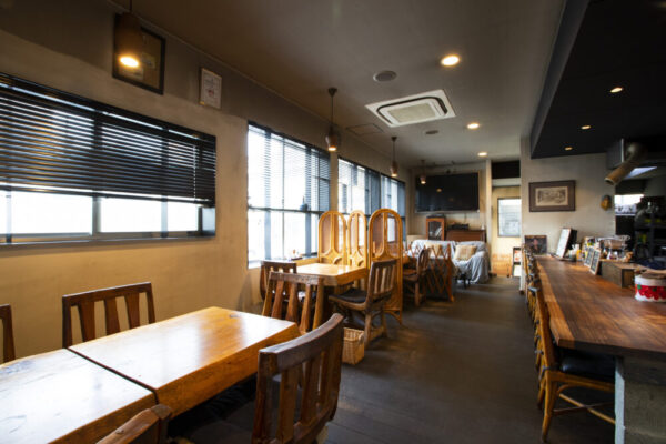 鞆町カフェー454の店内を写した、落ち着いた雰囲気のテーブル席の写真
