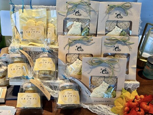 動物型クッキーなどの焼き菓子ギフトセットが店内で陳列されている写真